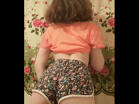 ❤️ Tânără sexy care se dezbracă de pantaloni scurți în fața camerei de filmat ❤️❌  at us