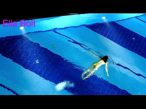 ❤️ Nu mă pot opri din privit, tânără blondă surprinsă înotând goală în piscina stațiunii ELLA BOLT ❤️❌  at us