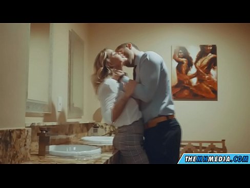 ❤️ Când o blondă cu sânii mari te seduce într-o toaletă publică ❤️❌  at us